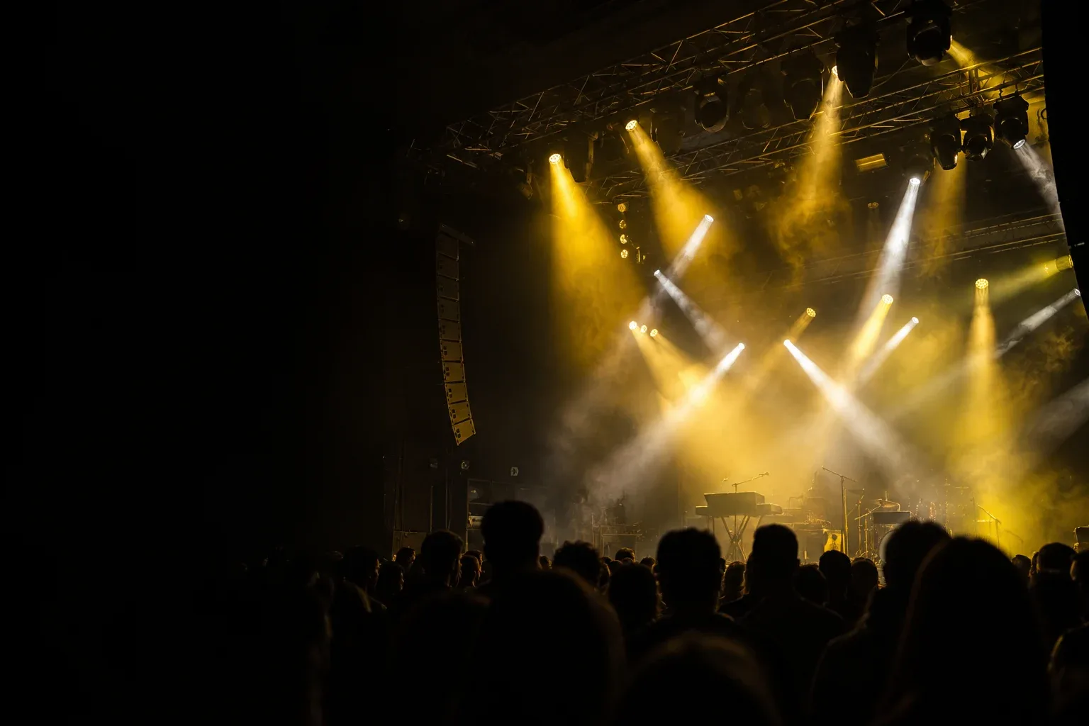 Licht en geluid op een podium tijdens een evenement