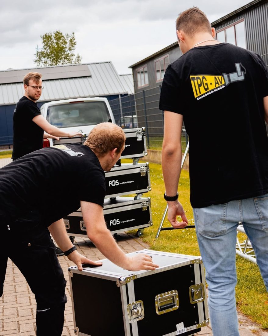 Het team van TPG-AV laadt flightcases in de bus